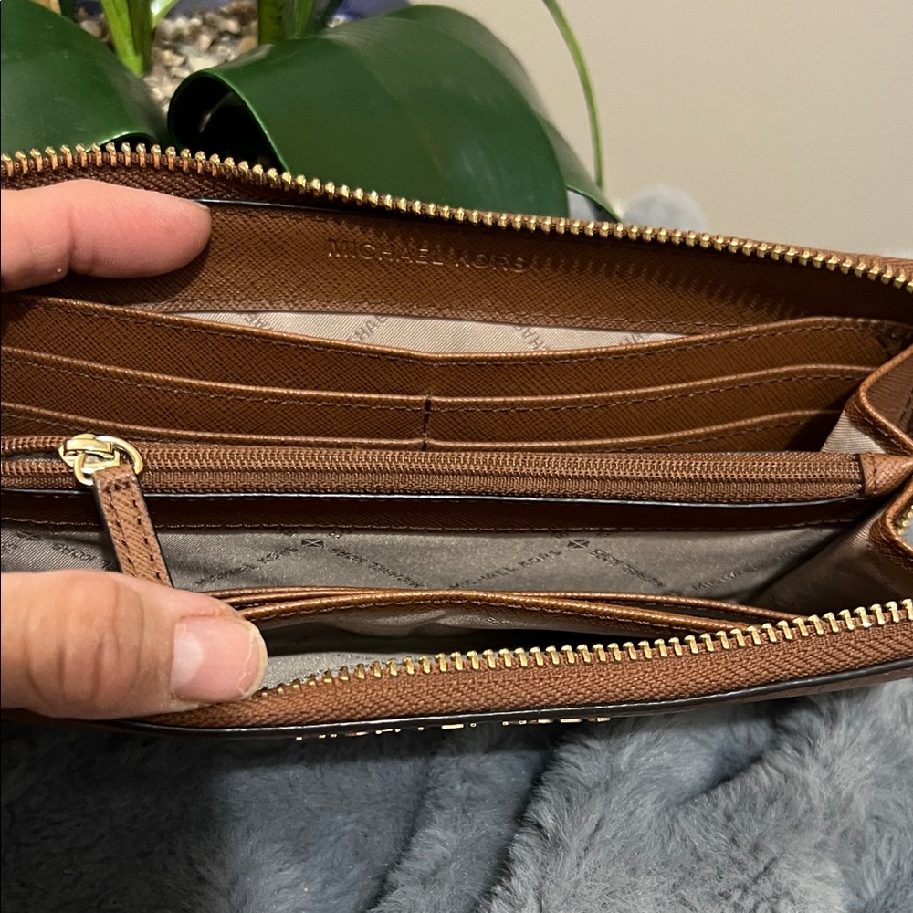 Michael Kors Continental Brown Wallet GUC retail $159 - Picture 7 of 9